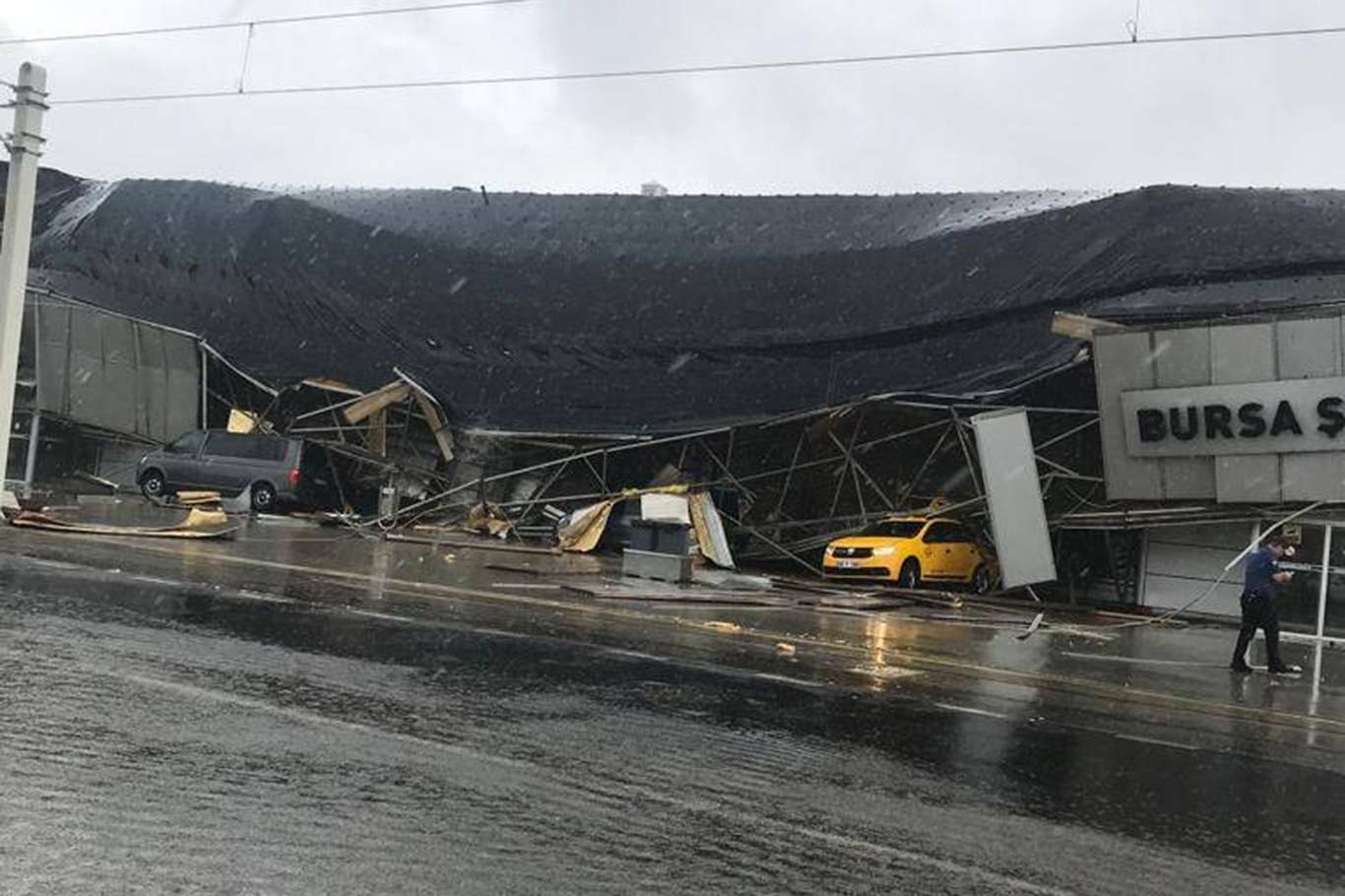 Bursa terminal binasının çatısı şimşek ve aşırı yağış nedeniyle çöktü Bursa terminal binasının çatısı şimşek ve aşırı yağış nedeniyle çöktü